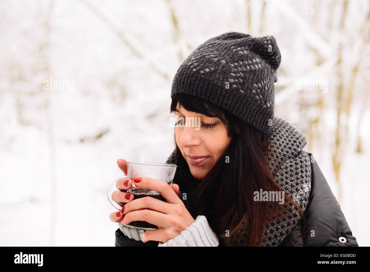 Mädchen mit einer Tasse heißen Tee im winter Stockfoto