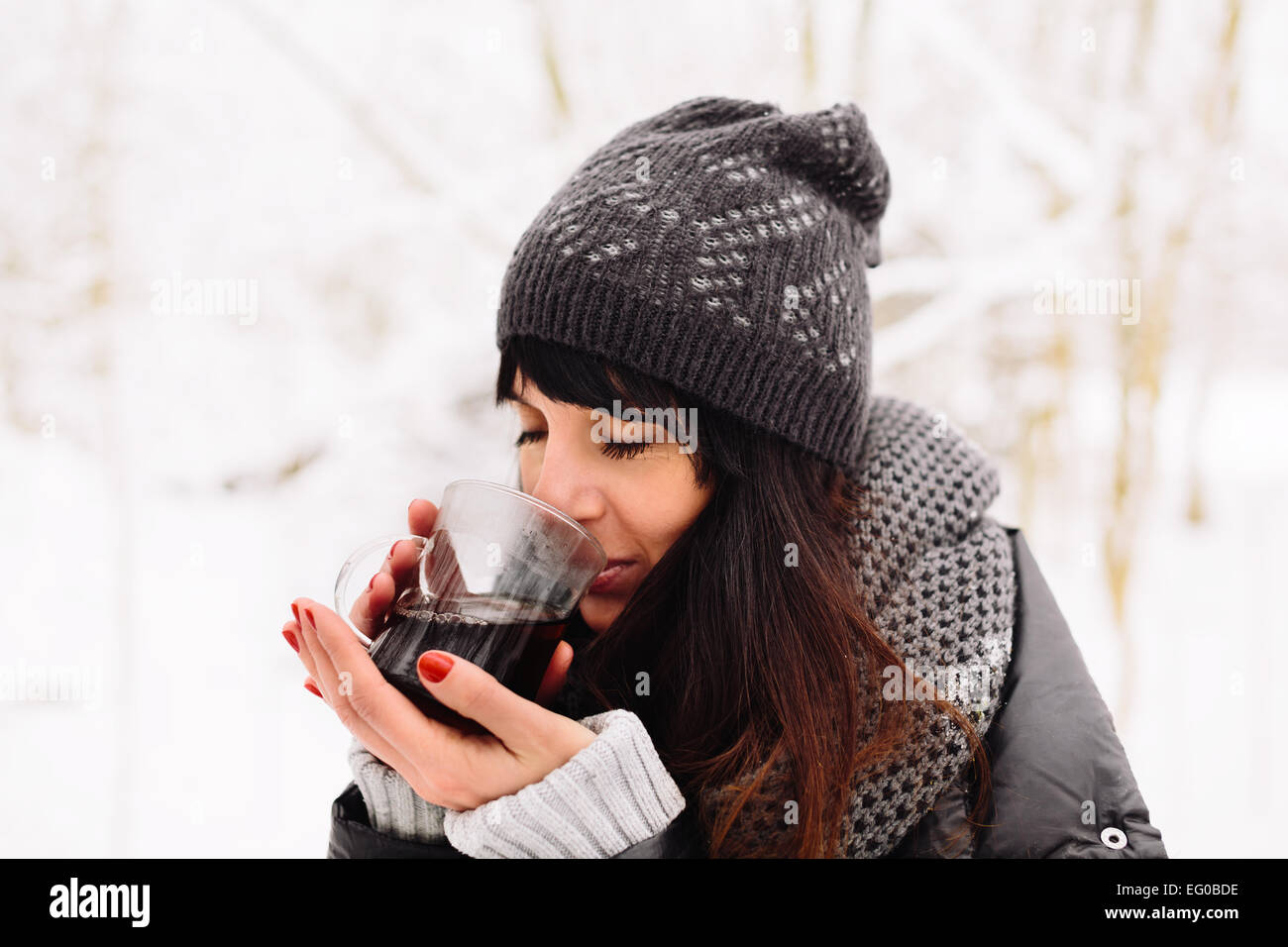 Mädchen trinken heißen Tee im winter Stockfoto