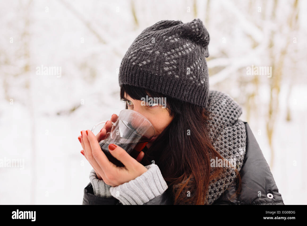 Mädchen trinken heißen Tee im winter Stockfoto
