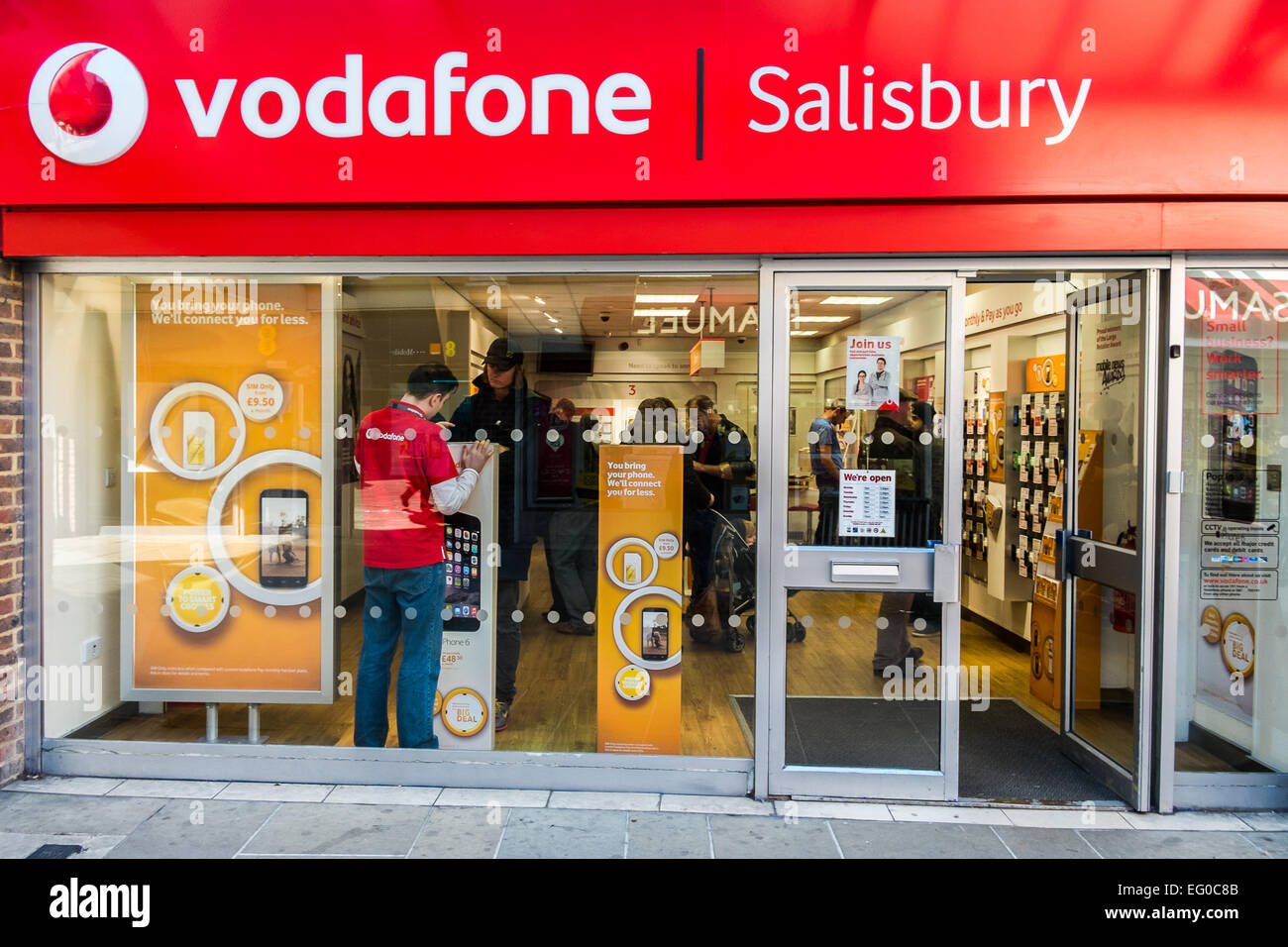 Shop front vodafone Fotos und Bildmaterial in hoher Auflösung Alamy
