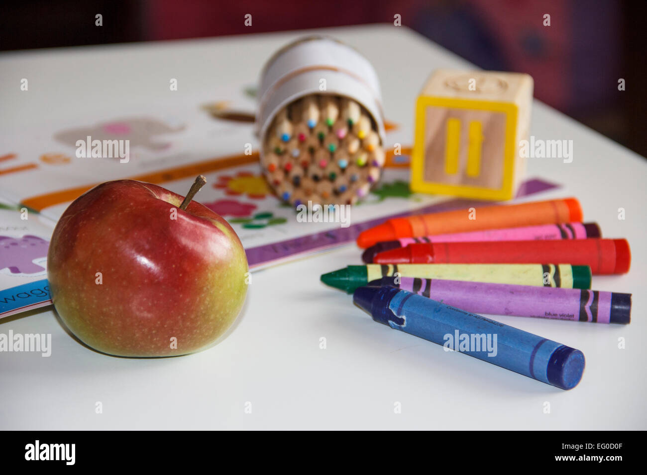 Zurück zur Schule für jungen Kind mit Buntstifte, Bücher und Apple liefert. Stockfoto