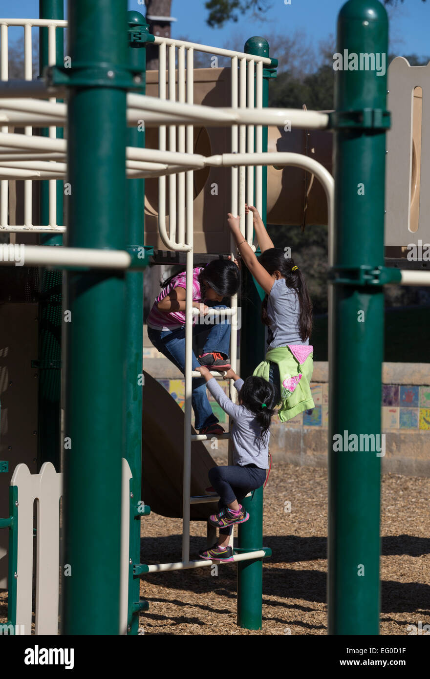 Hispanischen Mädchen, junge Mädchen, Mädchen, spielen, spielen, Spielplatz, Pioneer Park, Novato, Kalifornien, USA, Nordamerika Stockfoto