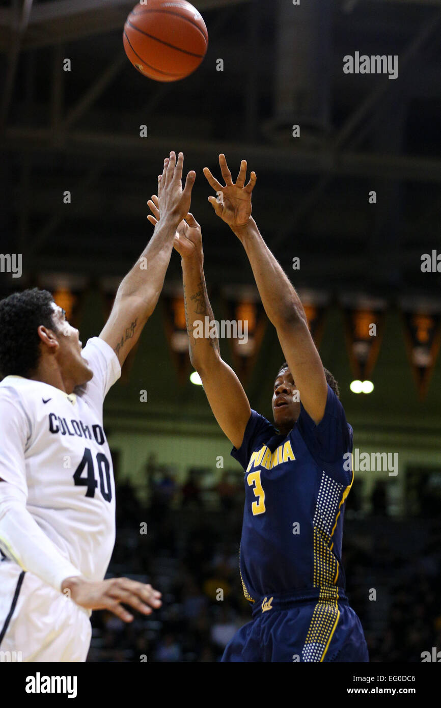 Boulder. 12. Februar 2015. Colorados Josh Scott kann nicht raus aus CALs Tyrone Wallace in der zweiten Hälfte in Boulder. Cal herrschte 68-61. © Csm/Alamy Live-Nachrichten Stockfoto