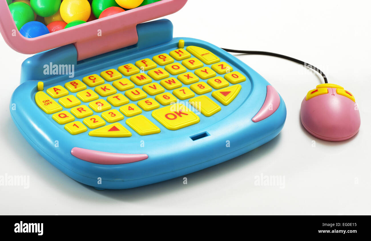 Farbige Kunststoff-Computer mit Maus Spielzeug auf weißen Tisch hautnah. Stockfoto