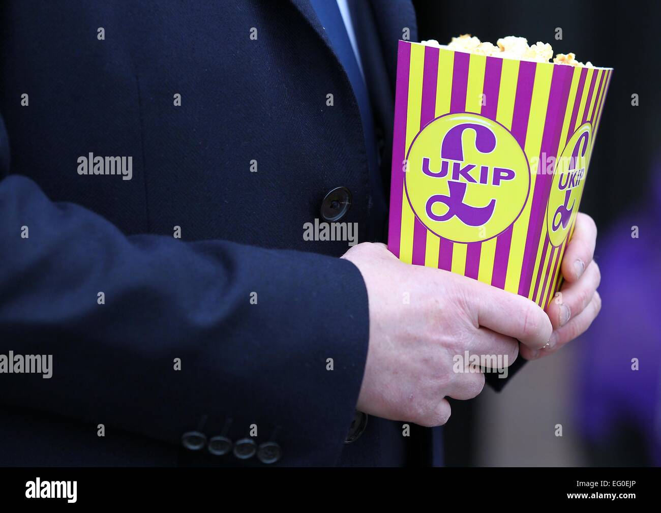 Mitglied der UK Independence Party mit UKIP gebrandmarkt Popcorn vor dem Film Starr Kino in Canvery Insel. Stockfoto