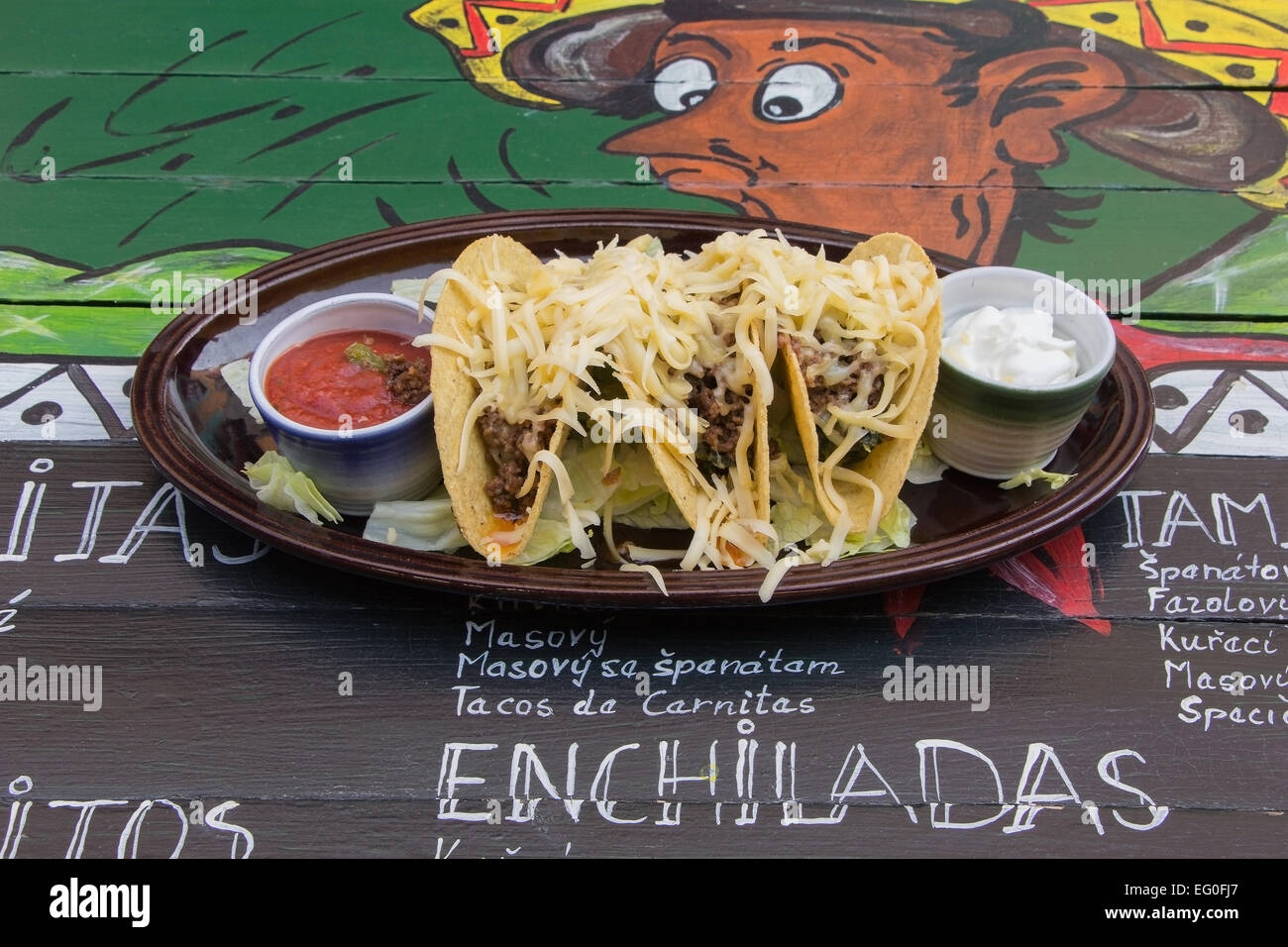 Mexikanisches Essen, Tacos, am schön gedeckten Tisch serviert. Stockfoto