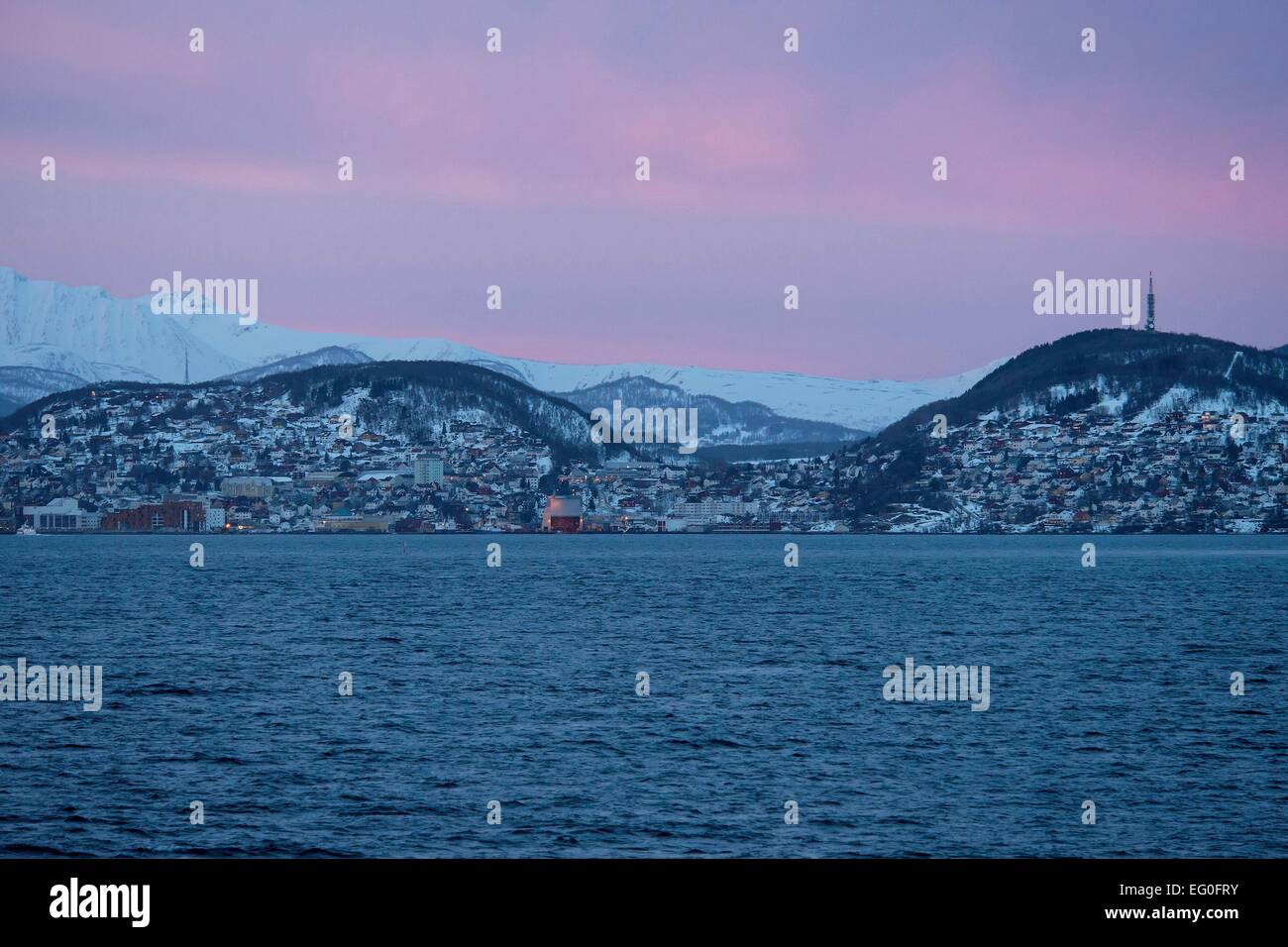 Stadt Auf Hügeln 'm Vågsfjord, in der Ferne Leuchten Schneebedeckte Berge Unter Buntem Morgenhimmel; 26.02.2014 Stockfoto