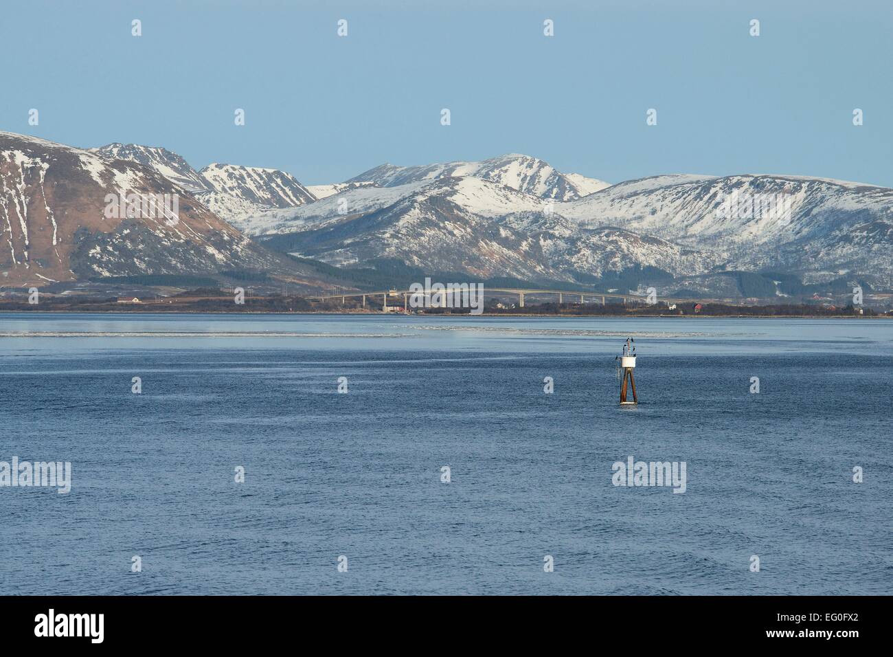 Blaue Risøysound mit Brücke und weißen Berglandschaft der Inselgruppe Vesterålen, 26. Februar 2014 Stockfoto