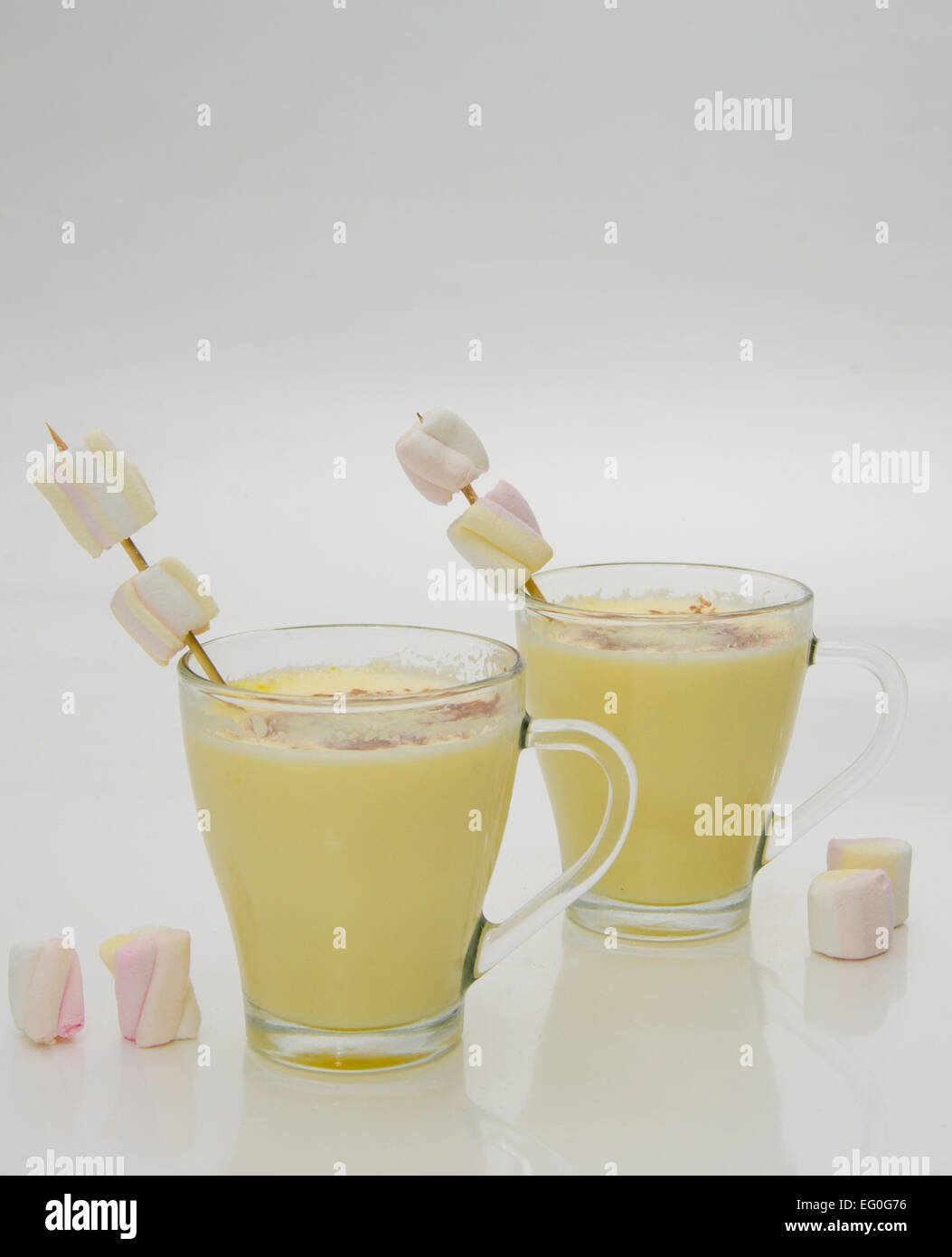 Heiße weiße Schokolade mit marshmallows Stockfoto