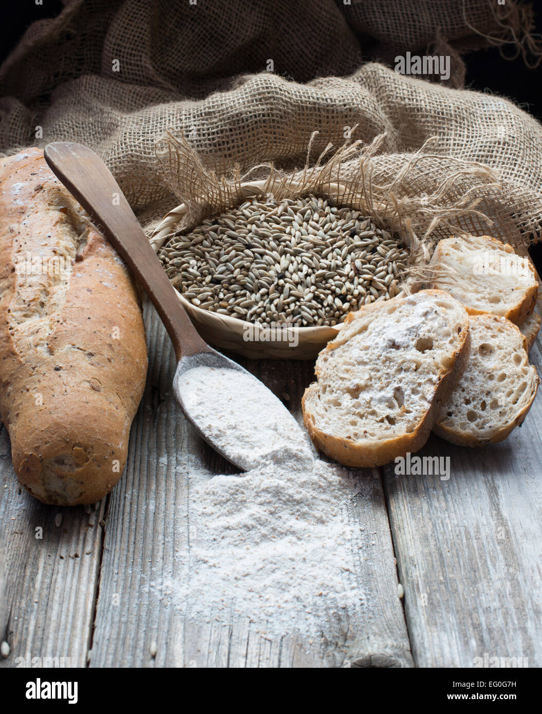 Scheiben Brot mit Roggen Samen und Mehl Stockfoto