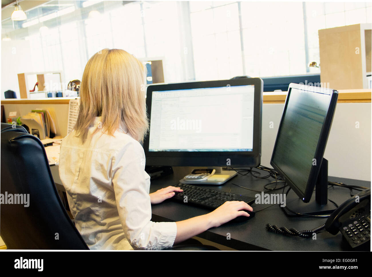 Geschäftsfrau, die Arbeiten am Schreibtisch im Büro Stockfoto