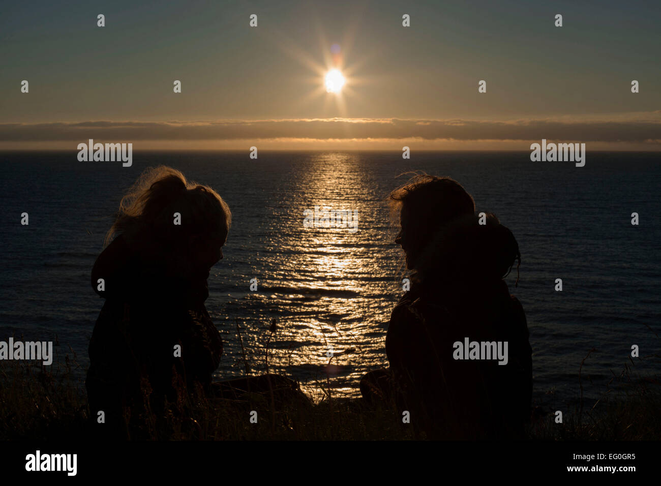 Island, zwei Freundinnen am Strand Stockfoto