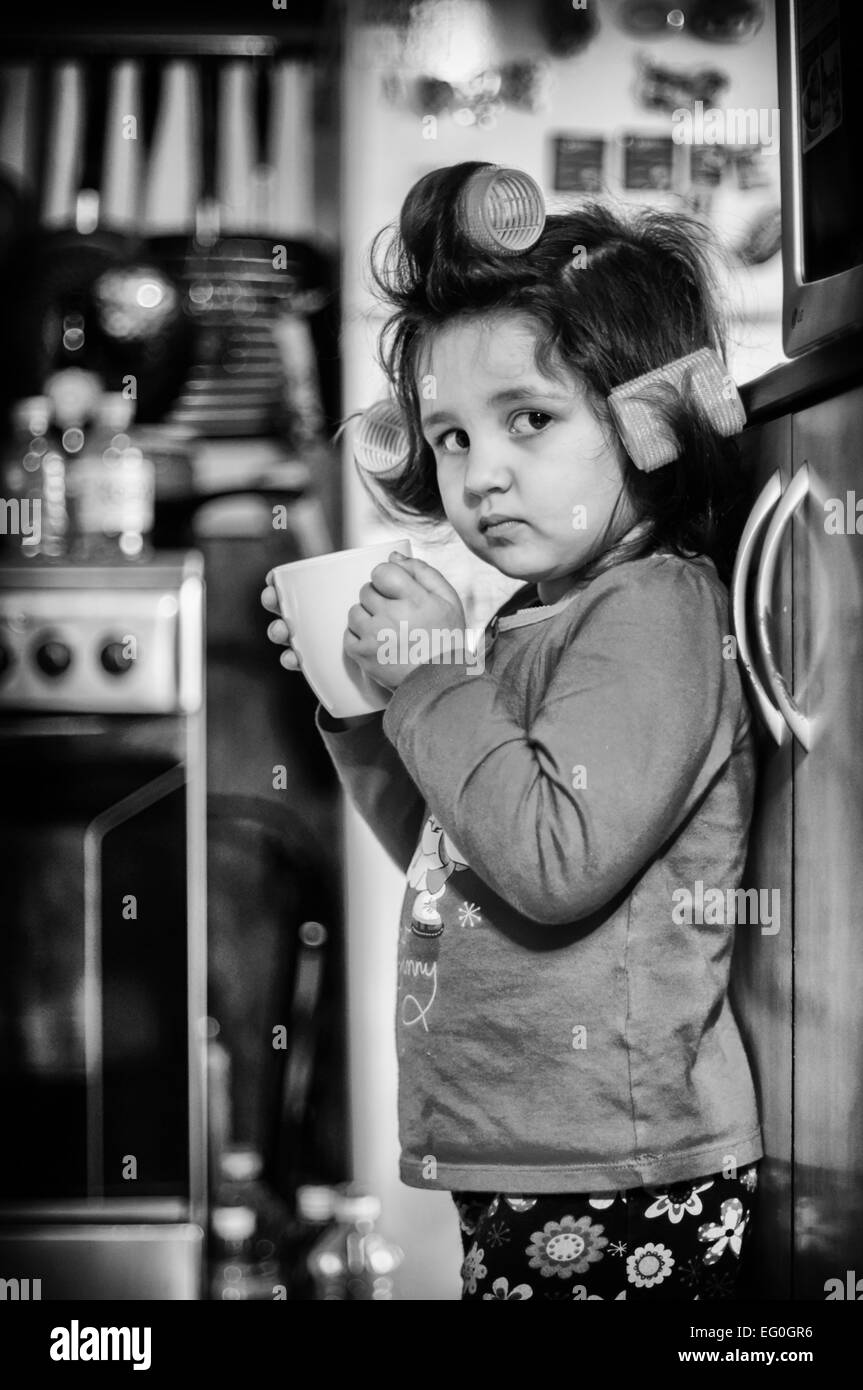 Kleines Mädchen (4-5) mit Tasse Kaffee Stockfoto