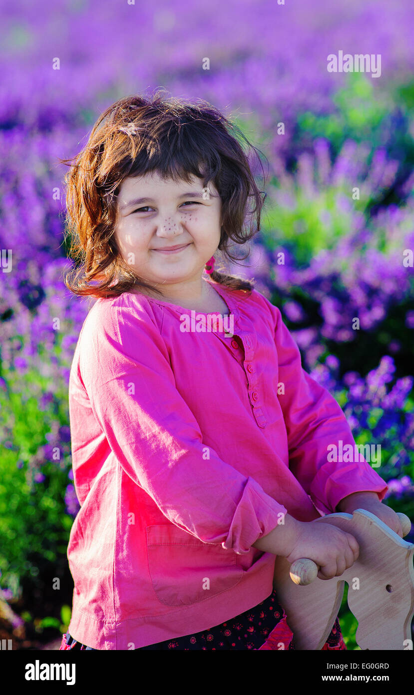 Kleines Mädchen (4-5) im Lavendelfeld Stockfoto