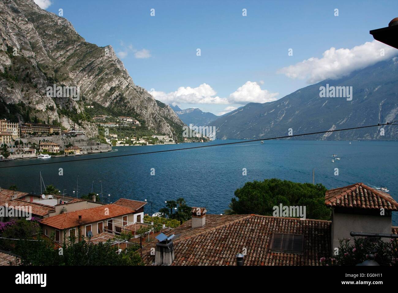 Blick auf Teile von Limone Sul Garda und die Bucht und Hafen und Promenade. Limone Sul Garda befindet sich am westlichen Ufer des Gardasees in der Provinz Brescia in der Lombardei, Italien. Foto: Klaus Nowottnick Datum: 28. August 2014 Stockfoto