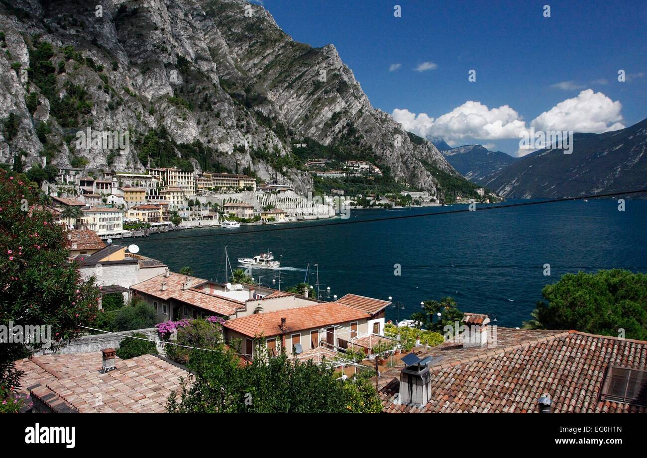 Blick auf Teile von Limone Sul Garda und die Bucht und Hafen und Promenade. Limone Sul Garda befindet sich am westlichen Ufer des Gardasees in der Provinz Brescia in der Lombardei, Italien. Foto: Klaus Nowottnick Datum: 28. August 2014 Stockfoto