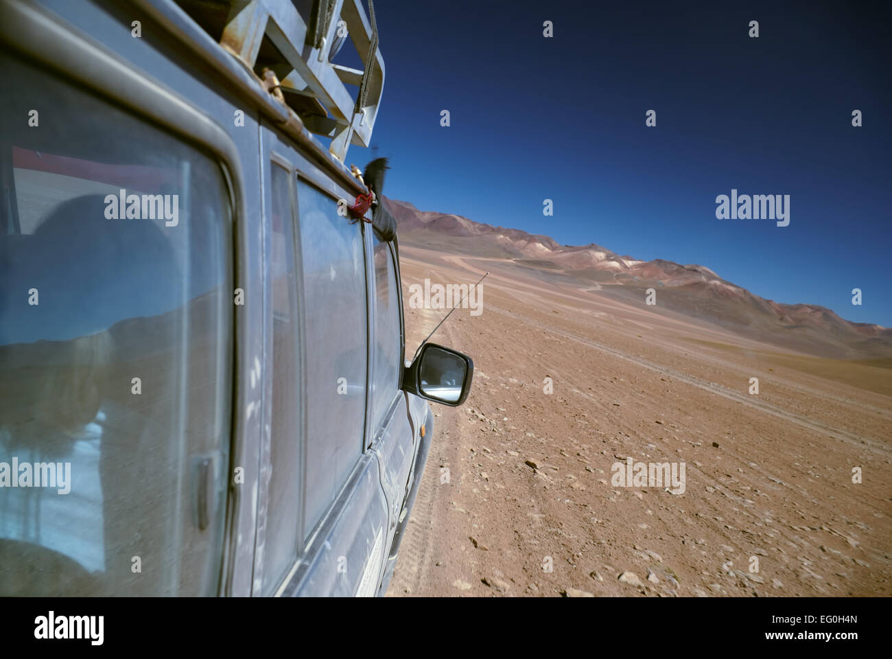 Offroad Fahrzeug Kreuzung bolivianischen Wüste in der Nähe von Salar de Uyuni Stockfoto
