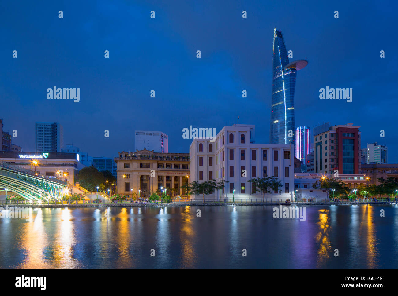 Bitexco Financial Tower und Ben Ngde River in der Abenddämmerung, Ho-Chi-Minh-Stadt, Vietnam Stockfoto