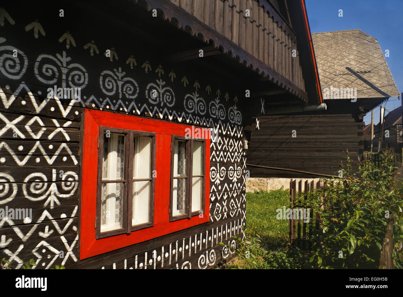 Bemalte Fassade des traditionellen Holzhaus in der Slowakei im berühmten Dorf Cicmany Stockfoto
