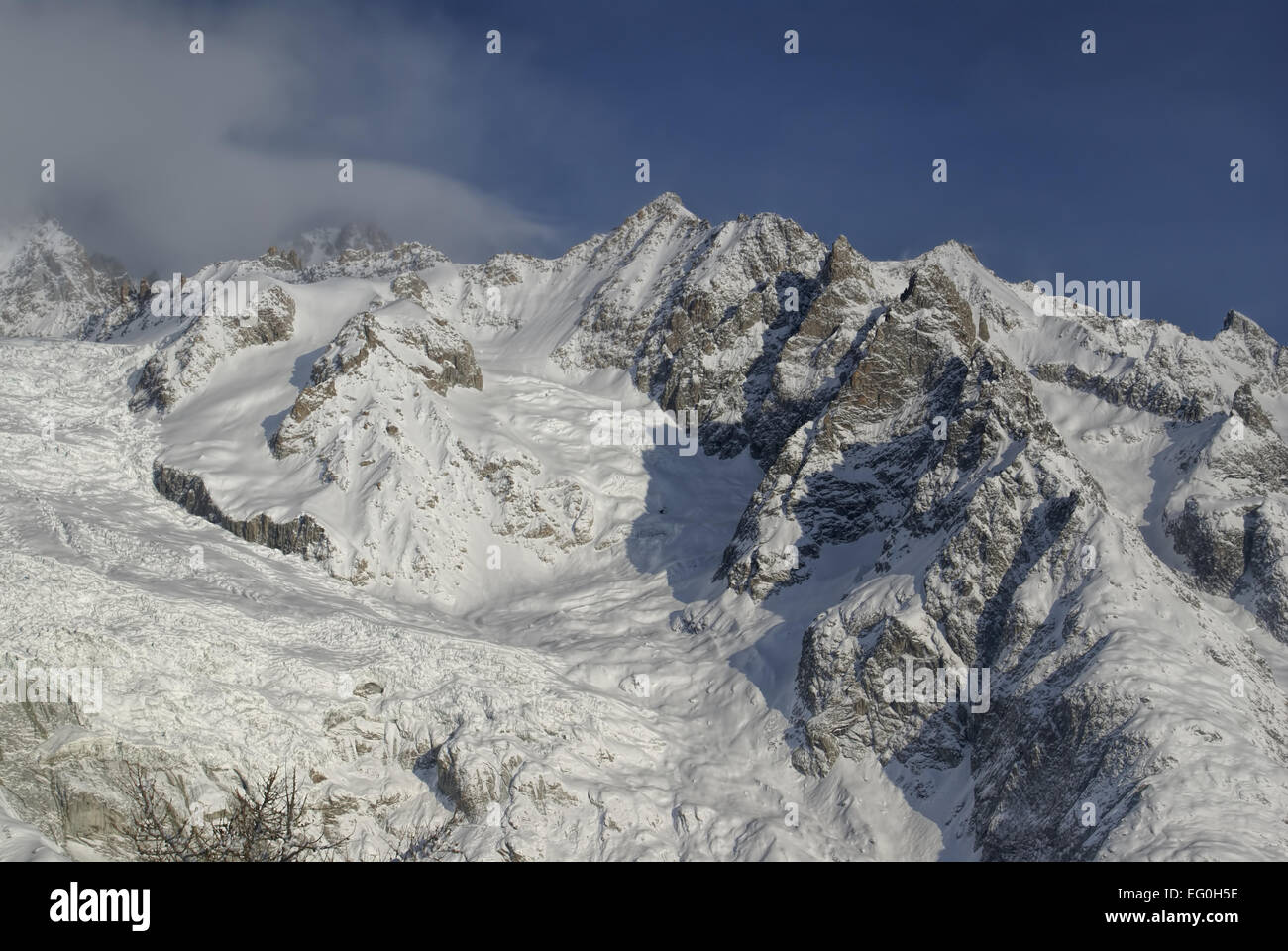 Panoramablick von zerlumpten Mt Blanc Felswand im winter Stockfoto