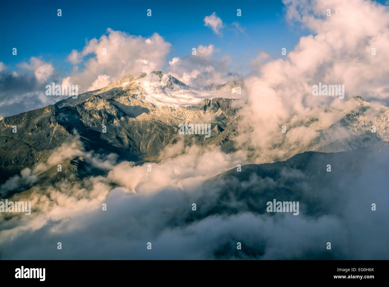 Malerische Berggipfel in Wolken in den bolivianischen Anden Stockfoto