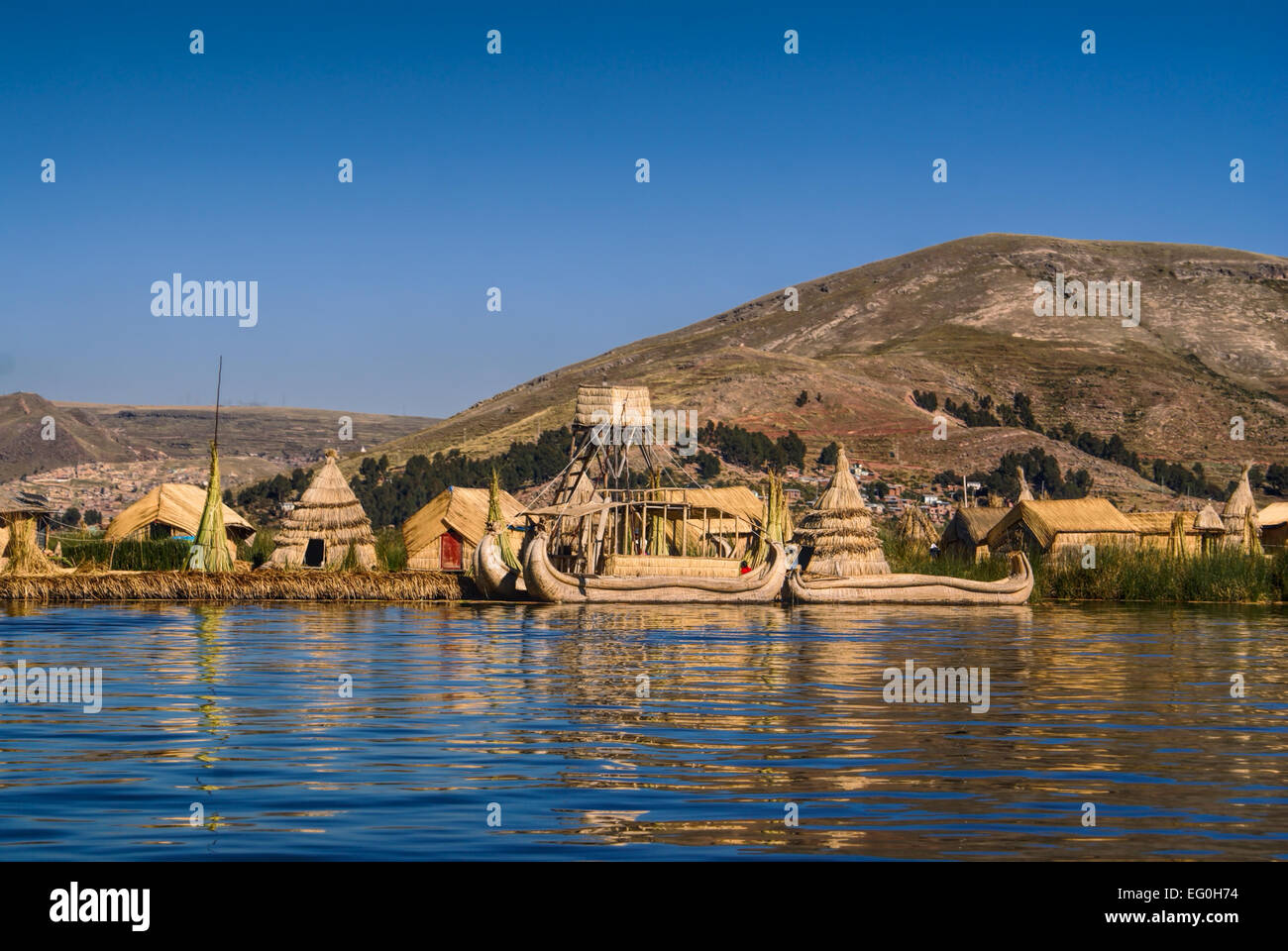 Traditionelles Dorf auf schwimmenden Inseln auf dem Titicacasee in Peru, Südamerika Stockfoto