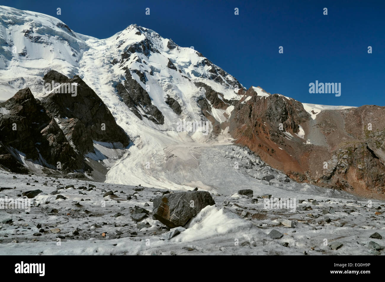 Malerische Aussicht auf Gletscher und höchsten Gipfel im Tien-Shan-Gebirge in Kirgisistan Stockfoto