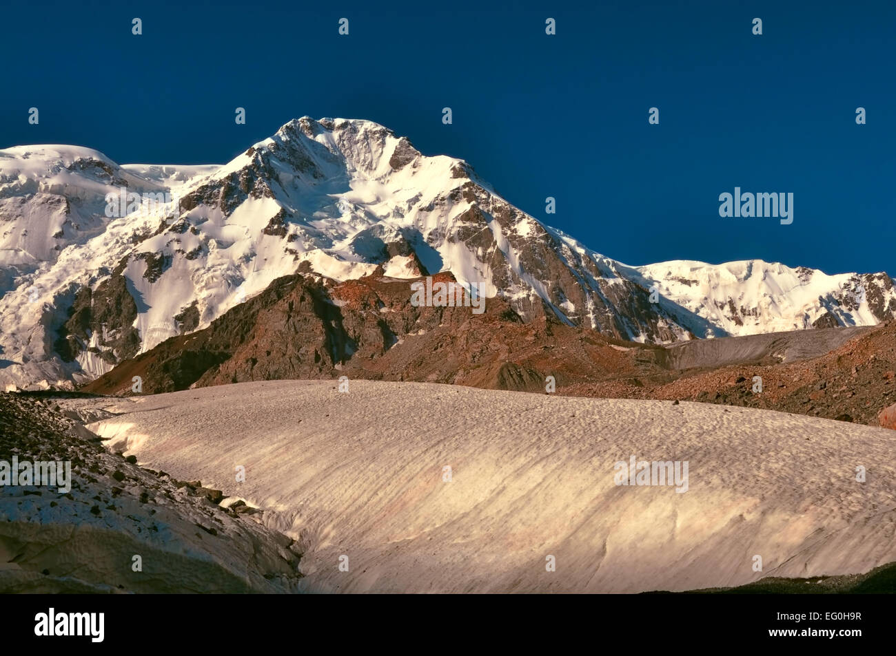 Malerische Aussicht auf Gletscher und höchsten Gipfel im Tien-Shan-Gebirge in Kirgisistan Stockfoto