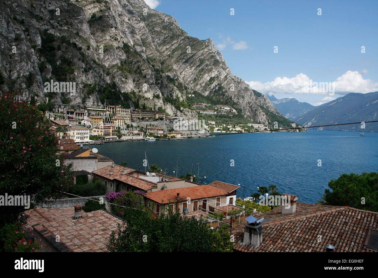 Blick auf Teile von Limone Sul Garda und die Bucht und Hafen und Promenade. Limone Sul Garda befindet sich am westlichen Ufer des Gardasees in der Provinz Brescia in der Lombardei, Italien. Foto: Klaus Nowottnick Datum: 28. August 2014 Stockfoto