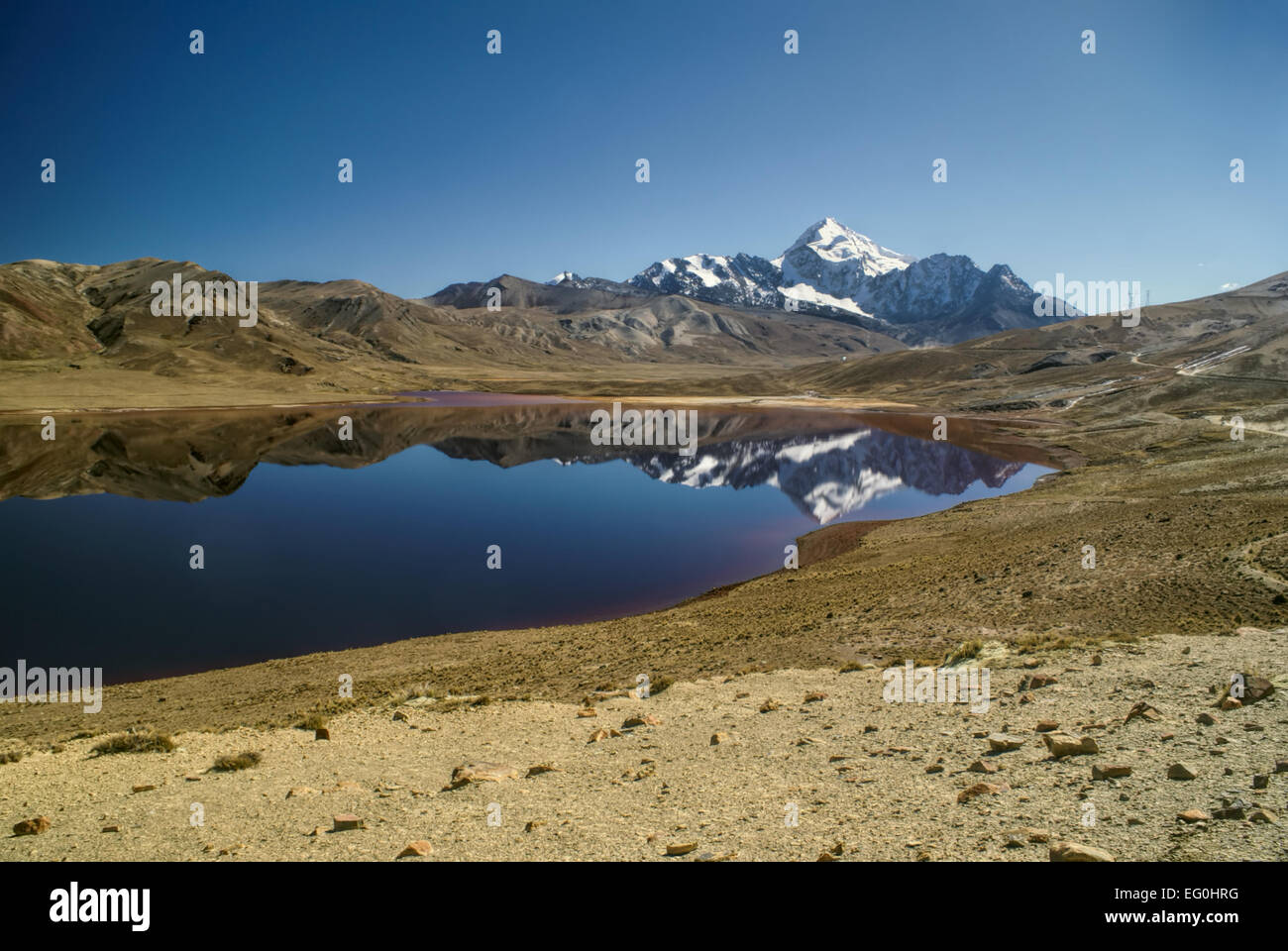 Malerischer See mit Huayna Potosi Mountain im Hintergrund, Höhepunkt im bolivianischen Anden Stockfoto