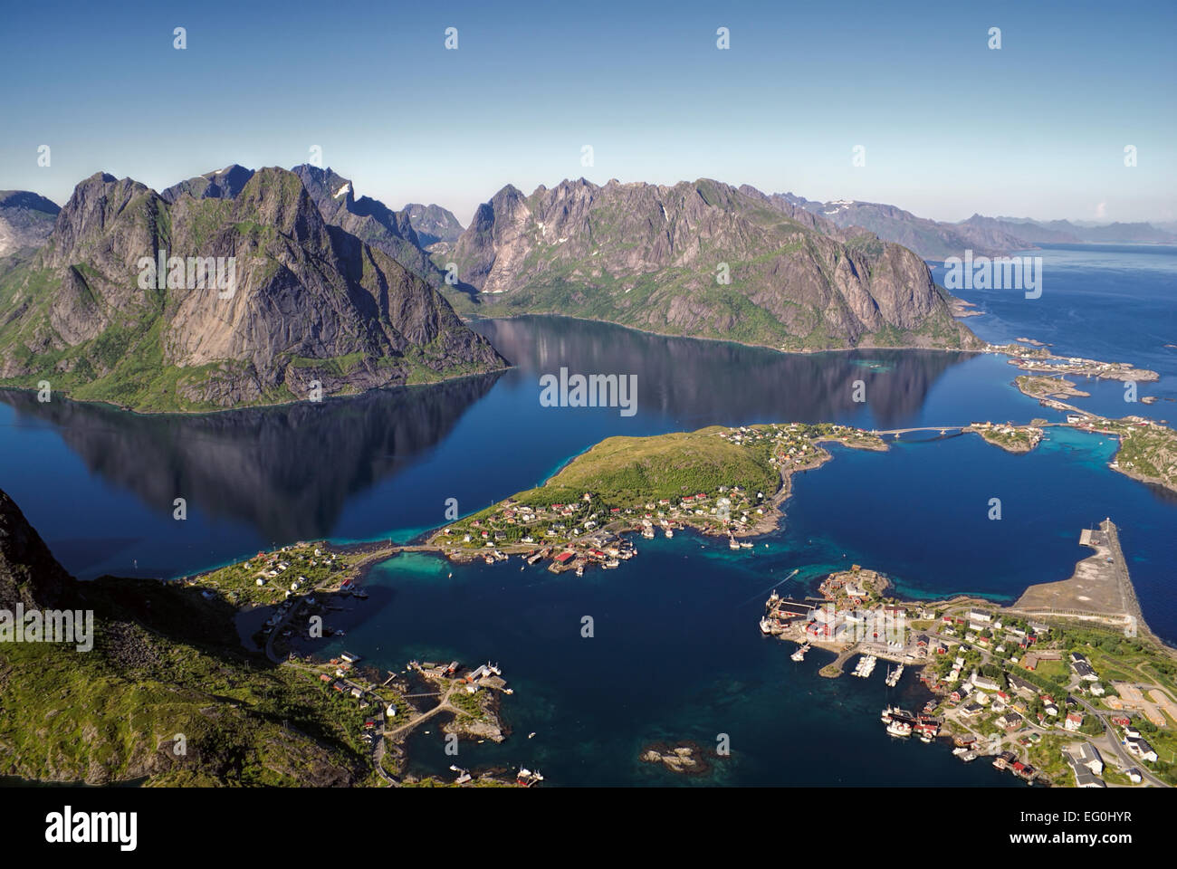 Malerische Luftaufnahme der Stadt Reine und umliegenden Fjorde auf Lofoten-Inseln Stockfoto