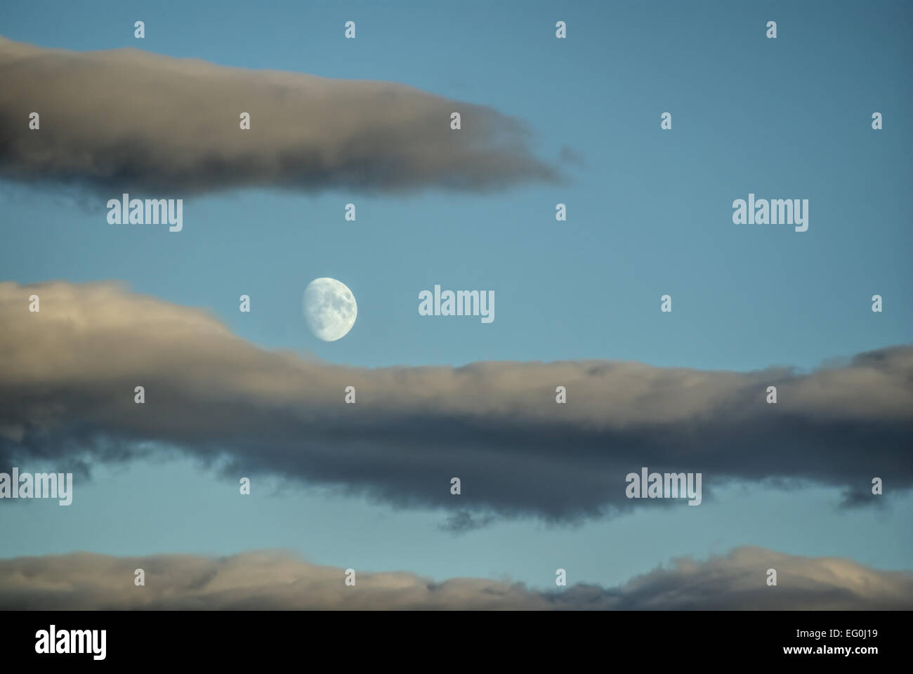 Malerische Aussicht auf einem Mond sichtbar während des Tages, umrahmt von grauen Wolken Stockfoto