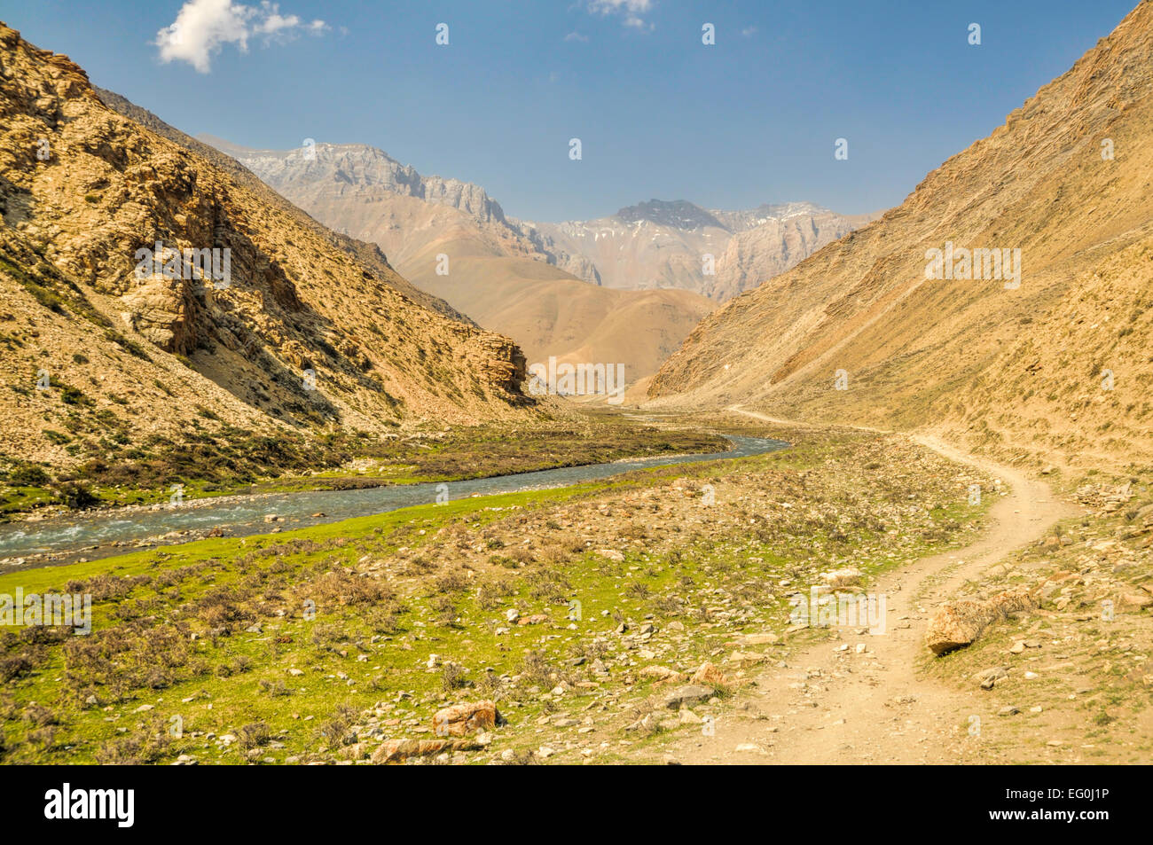 Malerische Trail im Tal im Himalaya-Gebirge in Nepal Stockfoto