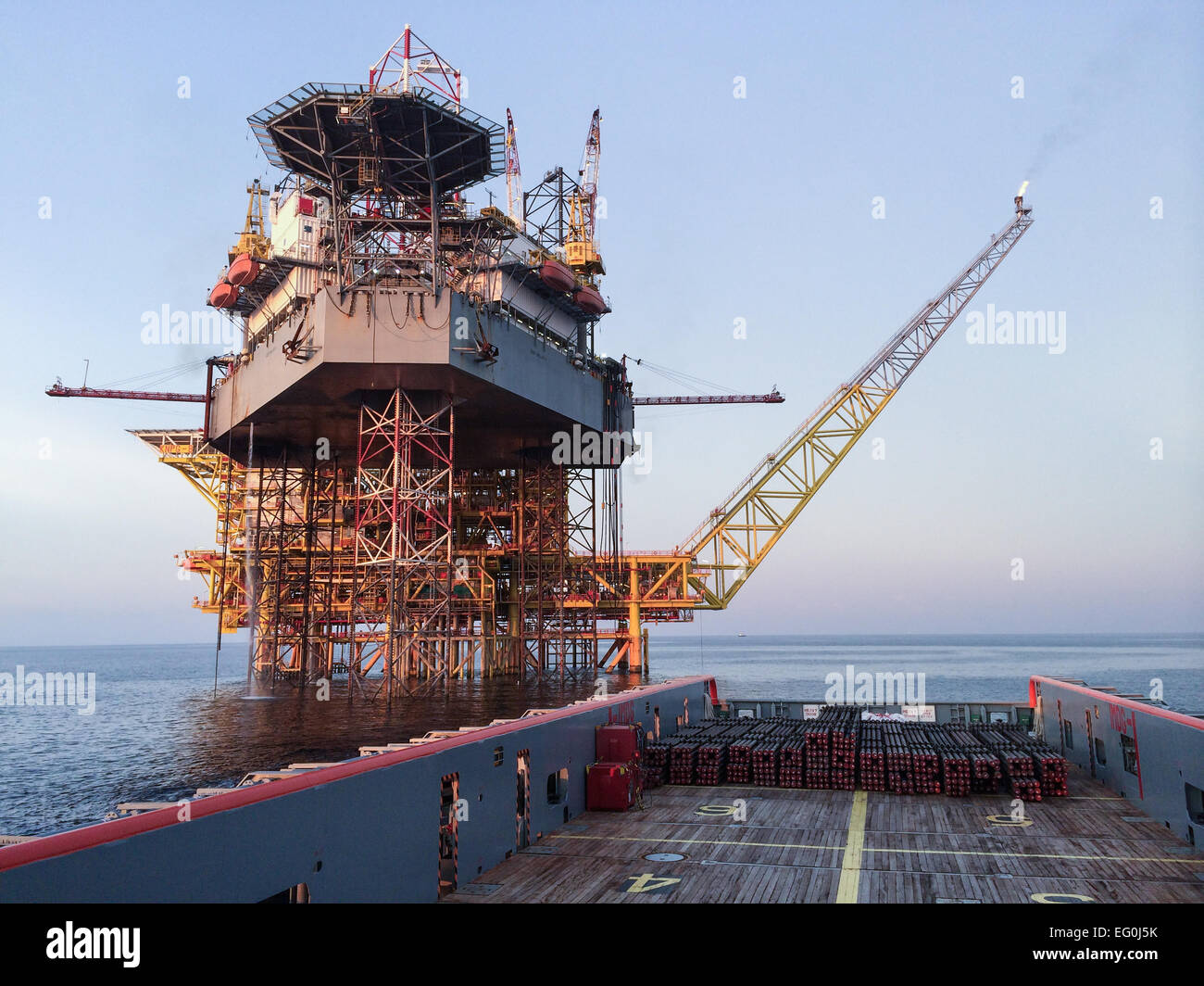 Seeschiff nähert sich einer Ölplattform Stockfoto