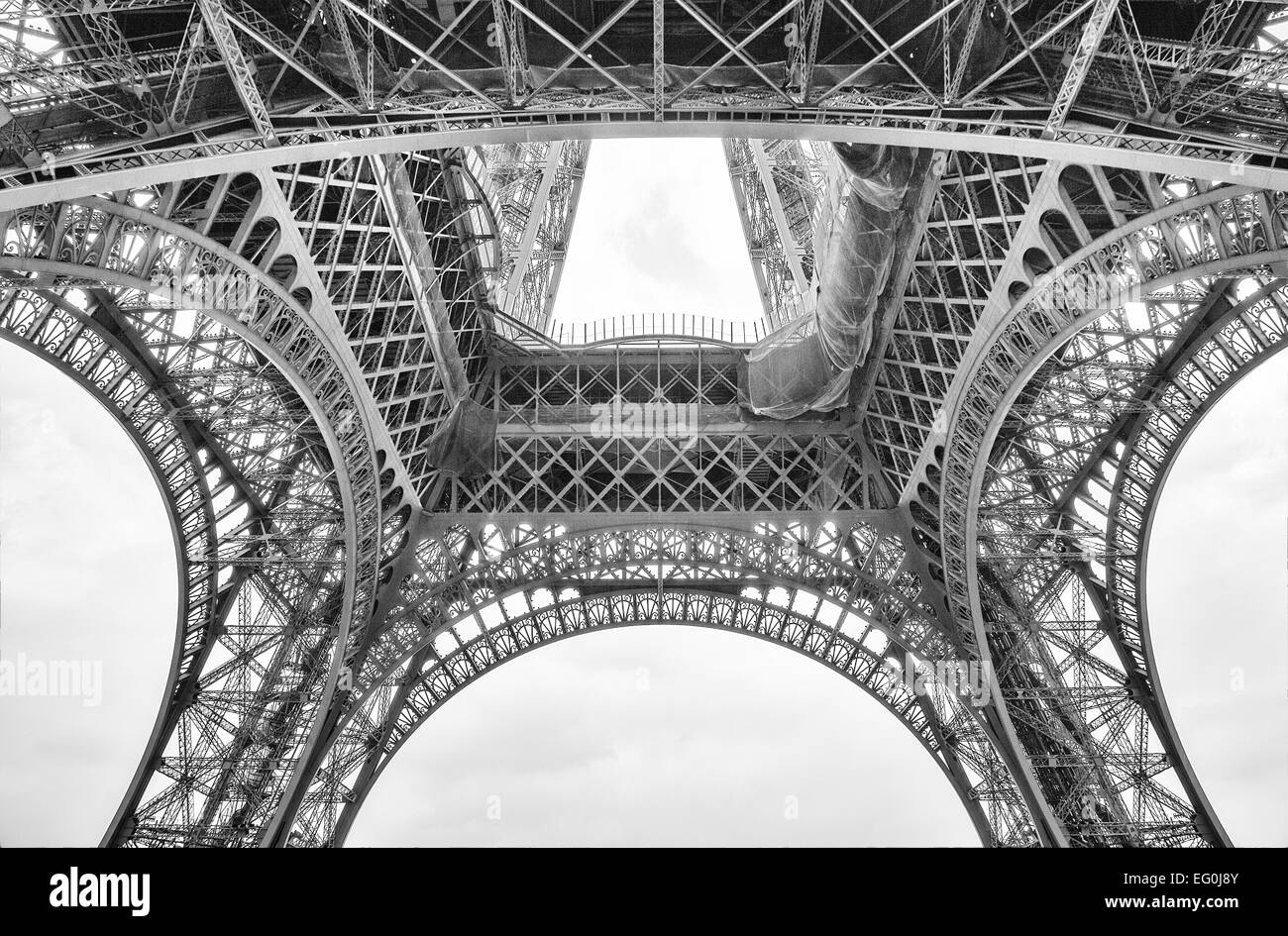Niedrigen Winkel-Blick auf den Eiffelturm, Paris, Frankreich Stockfoto