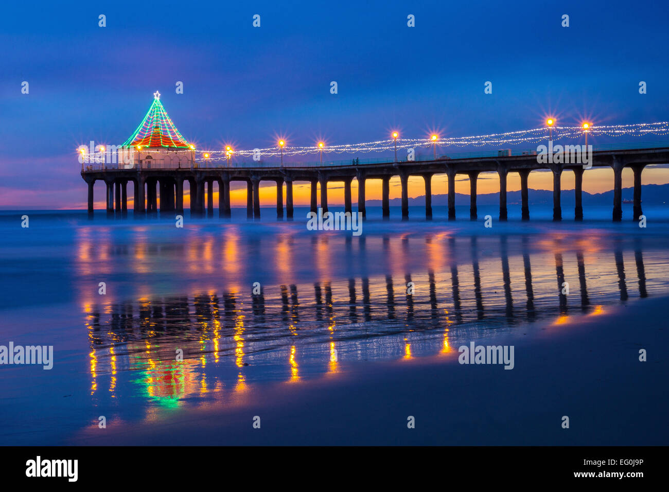 USA, California, Manhattan Beach, beleuchtete Pier in der Abenddämmerung in der Weihnachtszeit Stockfoto