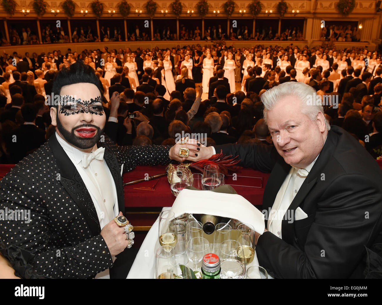 Star-Designer Harald Gloeoeckler (L) und sein Ehemann Dieter Schroth halten Hände in ihre Box an den Wiener Opernball, Wien, 12. Februar 2015. Sie flogen auf den Ball direkt nach ihrer Hochzeit am 11. Februar. Foto: Jens Kalaene/dpa Stockfoto