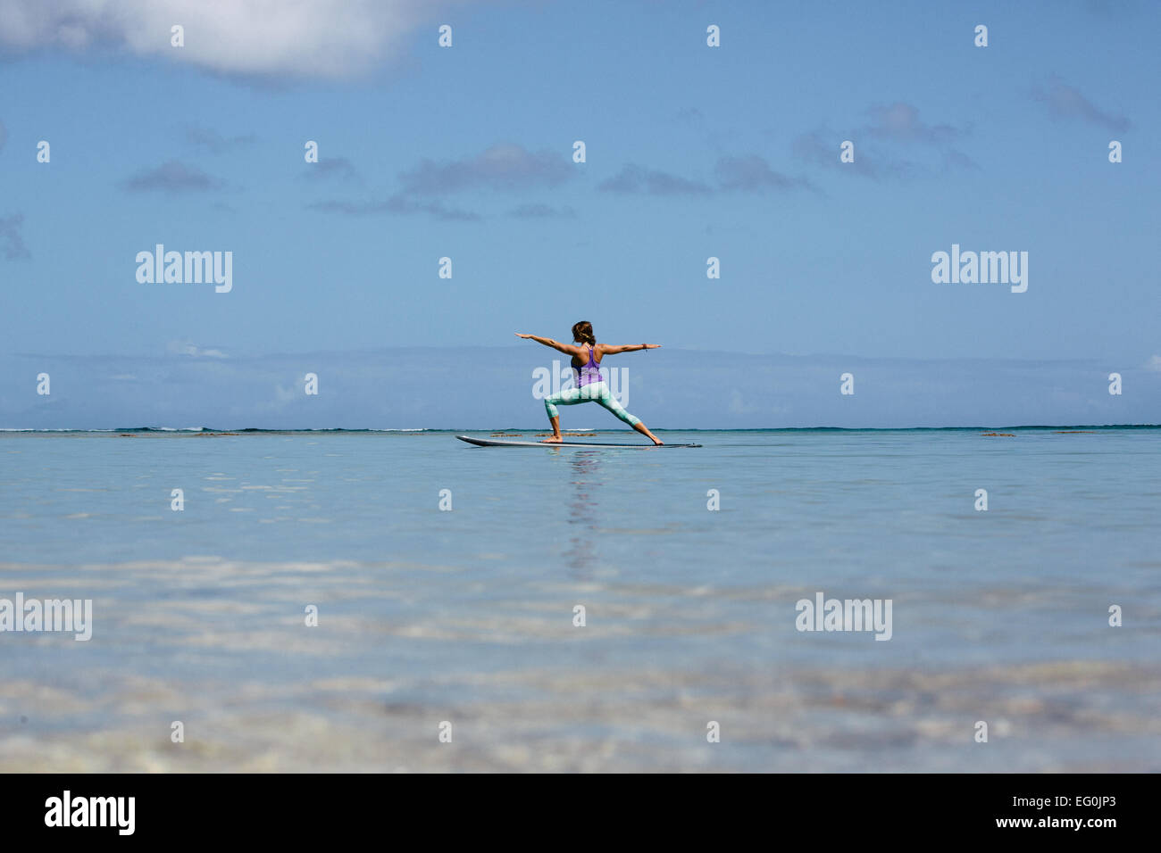Frau, die Yoga auf einem Paddleboard macht, Oahu, Hawaii, USA Stockfoto