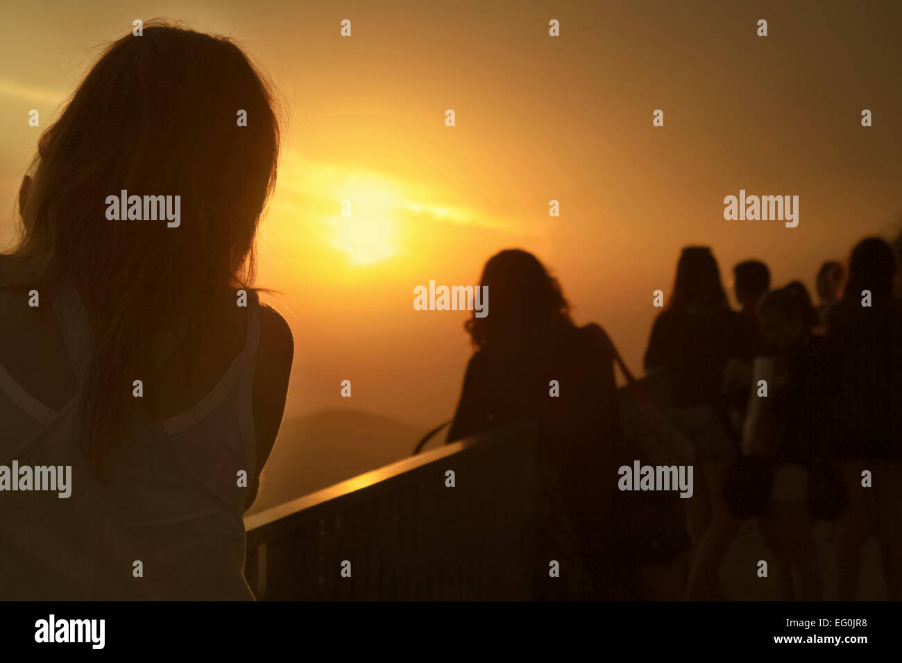 Spanien, Barcelona, Tibidabo, Touristen betrachten aus Beobachtung Punkt bei Sonnenuntergang Stockfoto