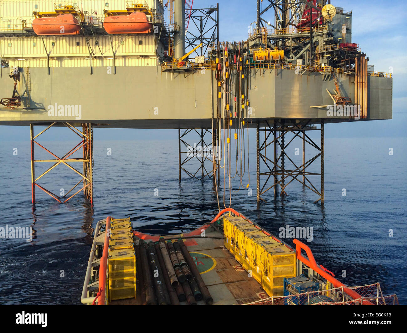 Oil Rig Unterstützung Schiff nähert sich Bohrinsel Stockfoto