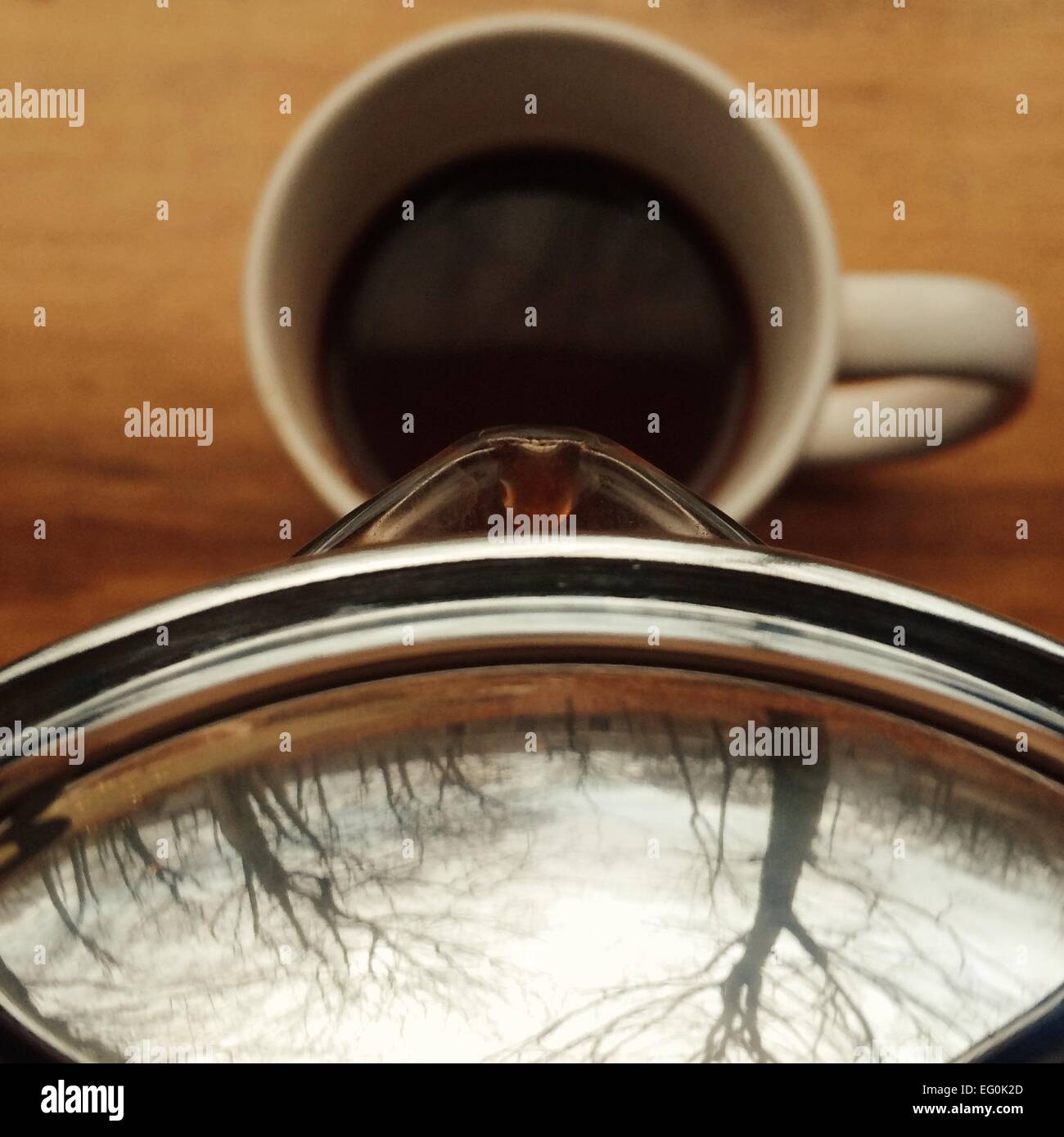 Kaffeetasse mit Kaffeekanne und Reflexion Stockfoto