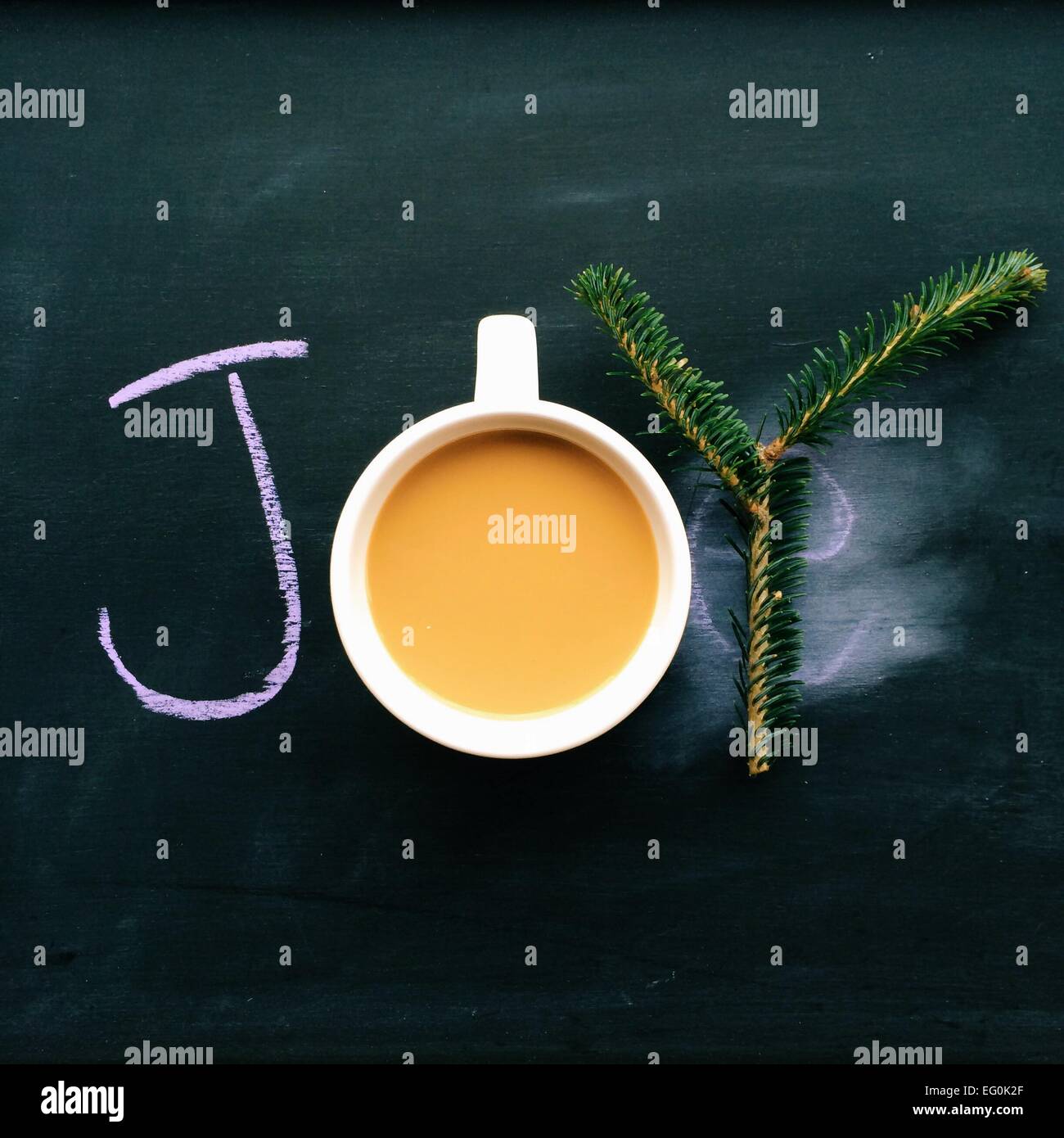 Wort-Freude auf Tafel mit Kaffee und Tannen Ast geschrieben Stockfoto