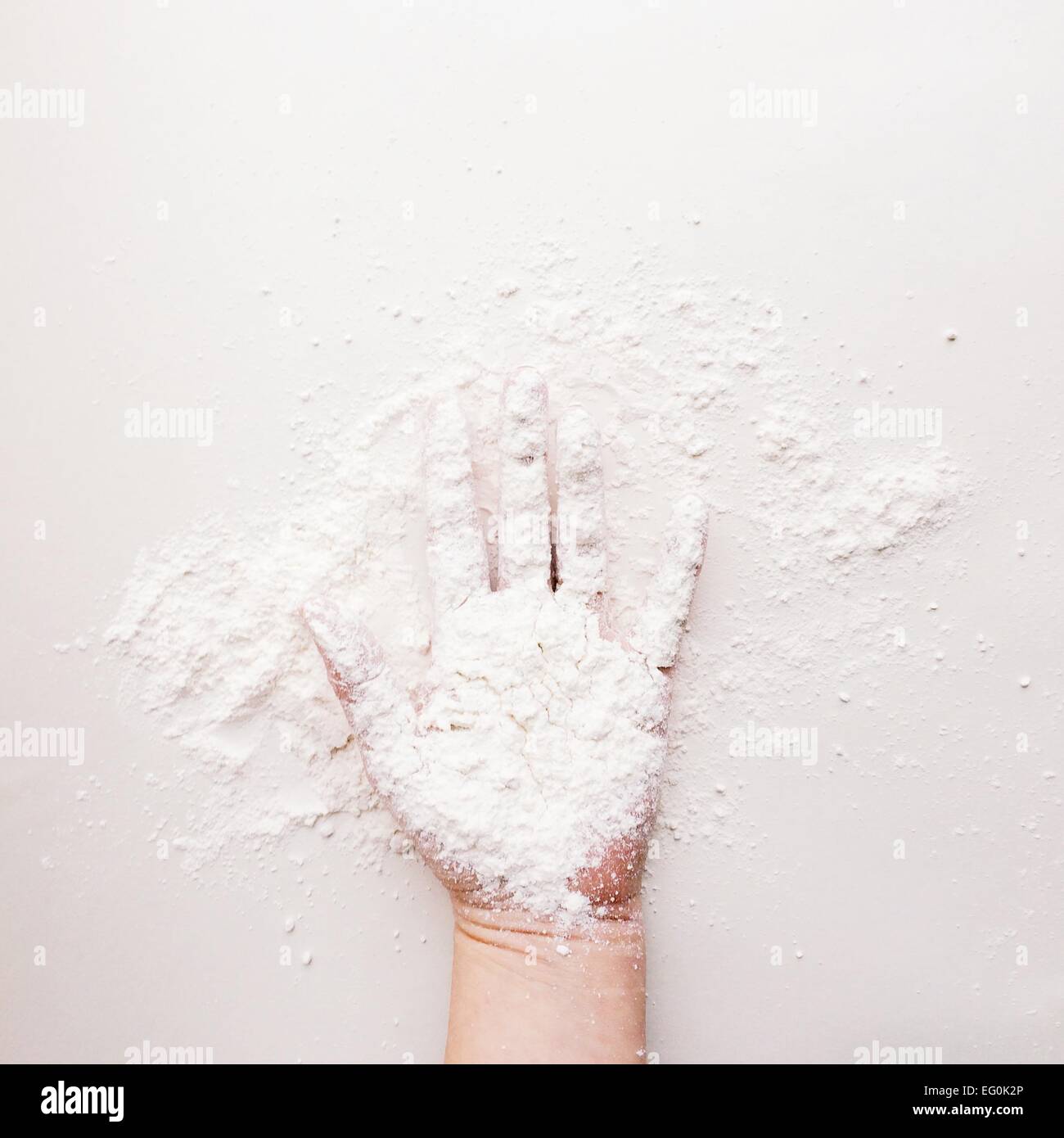 Hand mit Mehl bedeckt Stockfoto