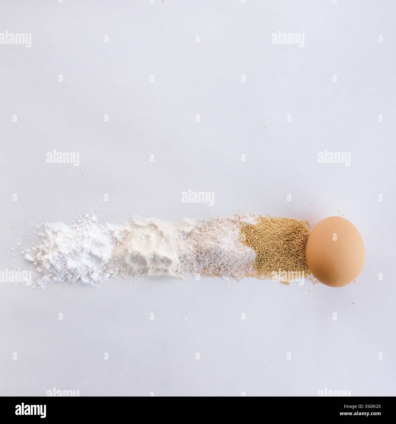 Vier verschiedene Arten von Mehl und ein Ei Stockfoto