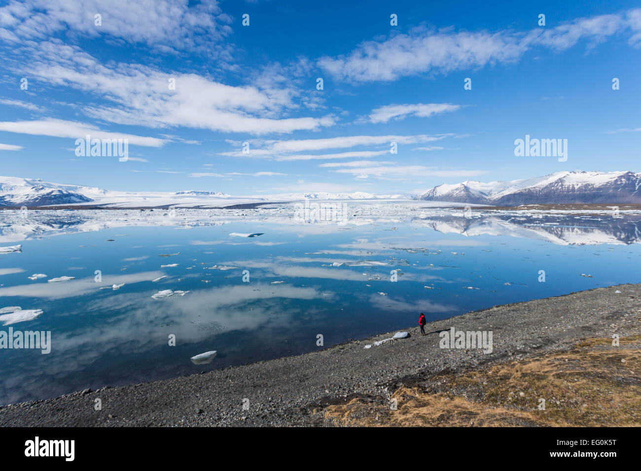 Island, Jökulsárlón Lagune, Frau Blick auf Gletscher Stockfoto