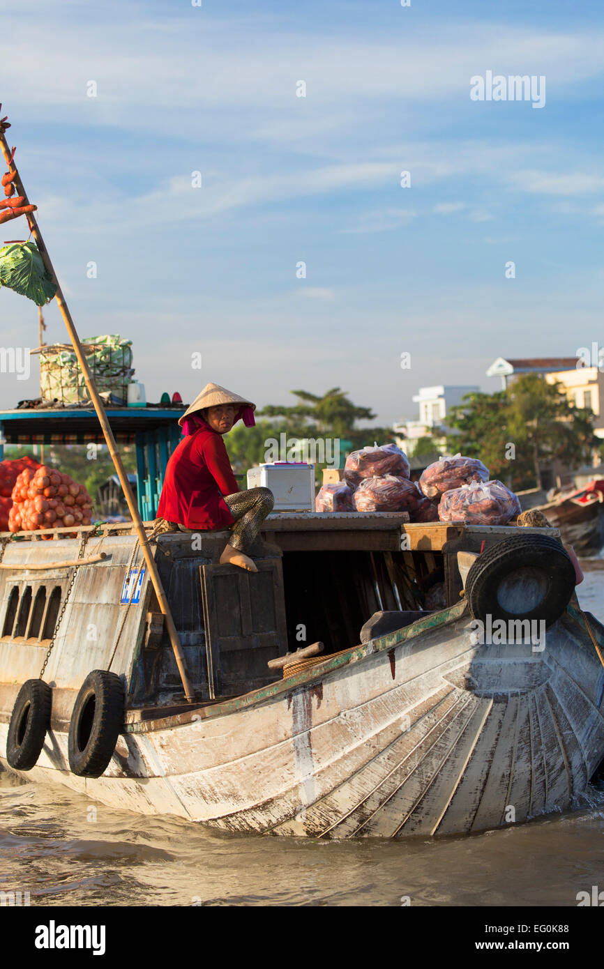 Frau auf Boot am Cai Rang schwimmende Markt, Can Tho, Mekong-Delta, Vietnam Stockfoto