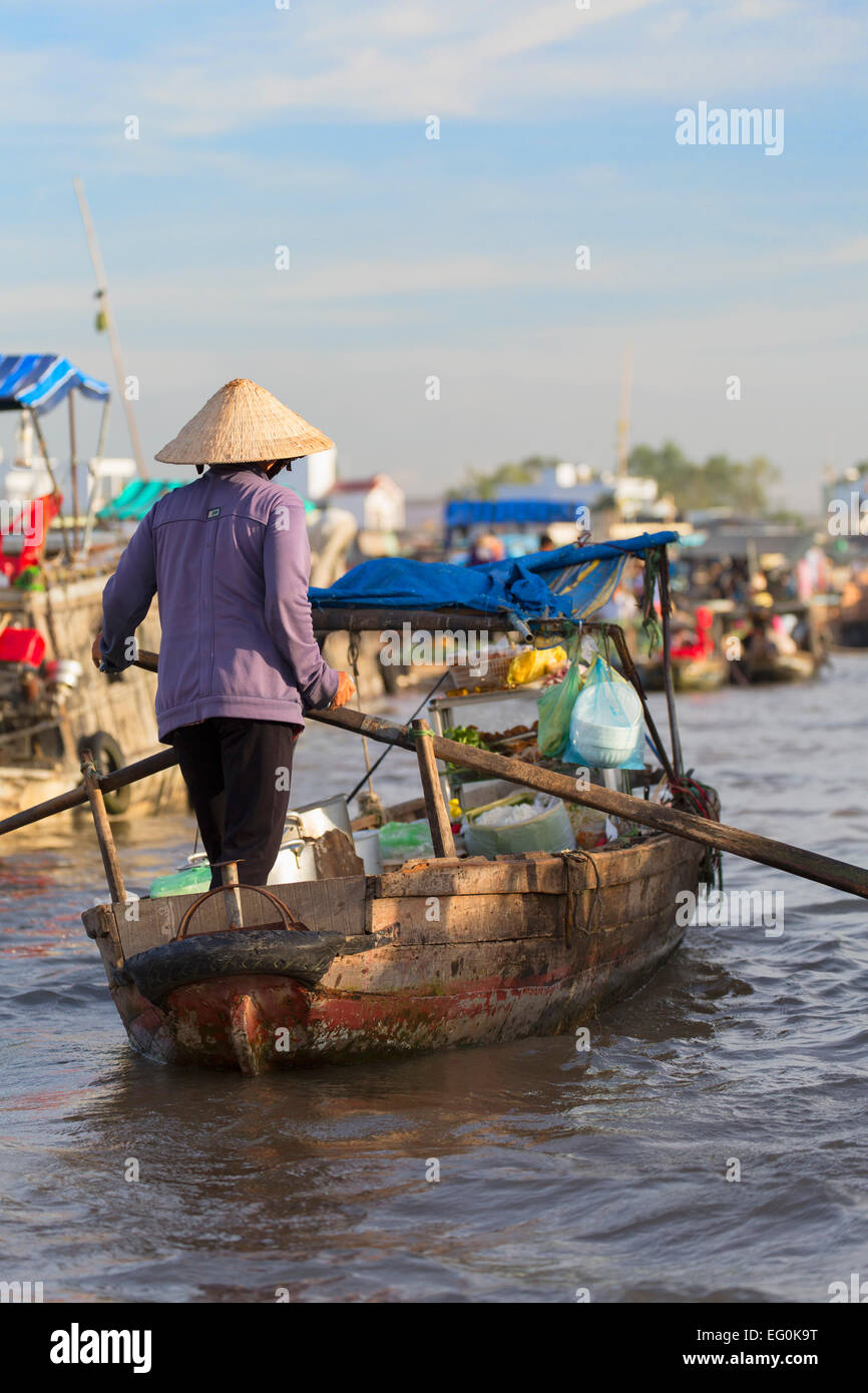 Frau auf Boot am Cai Rang schwimmende Markt, Can Tho, Mekong-Delta, Vietnam Stockfoto