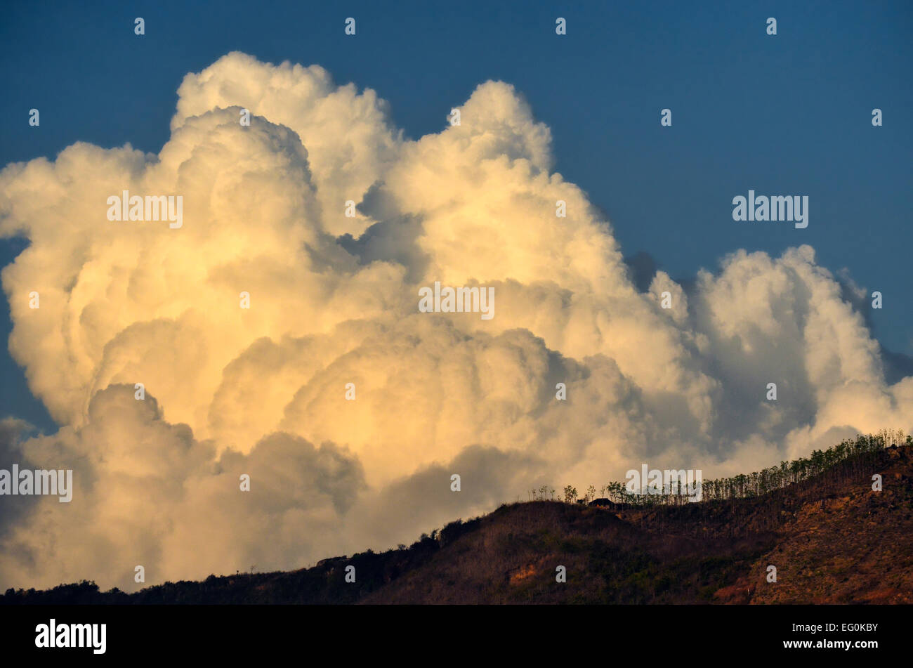 Indonesien, Hügeln und Cumulus Wolke Stockfoto