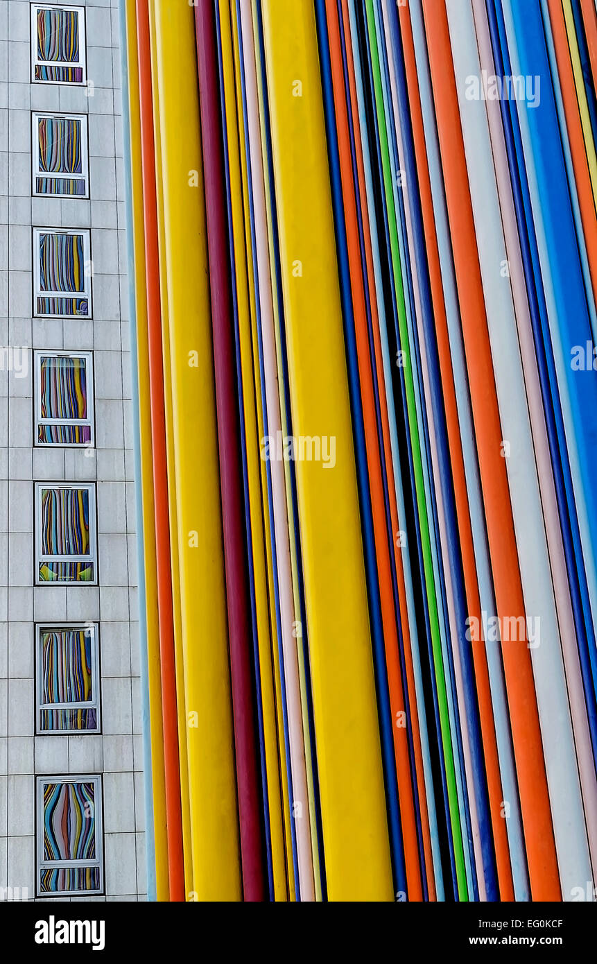 Frankreich, Paris, La Défense, bunt gestreift Fassade Stockfoto