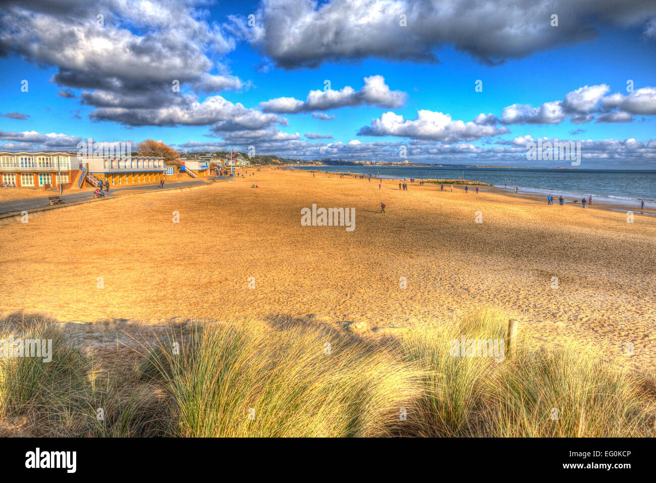 Sandbänke Strand Poole Dorset England UK mit Wolkengebilde wie Gemälde in lebendigen helle Farben HDR Stockfoto